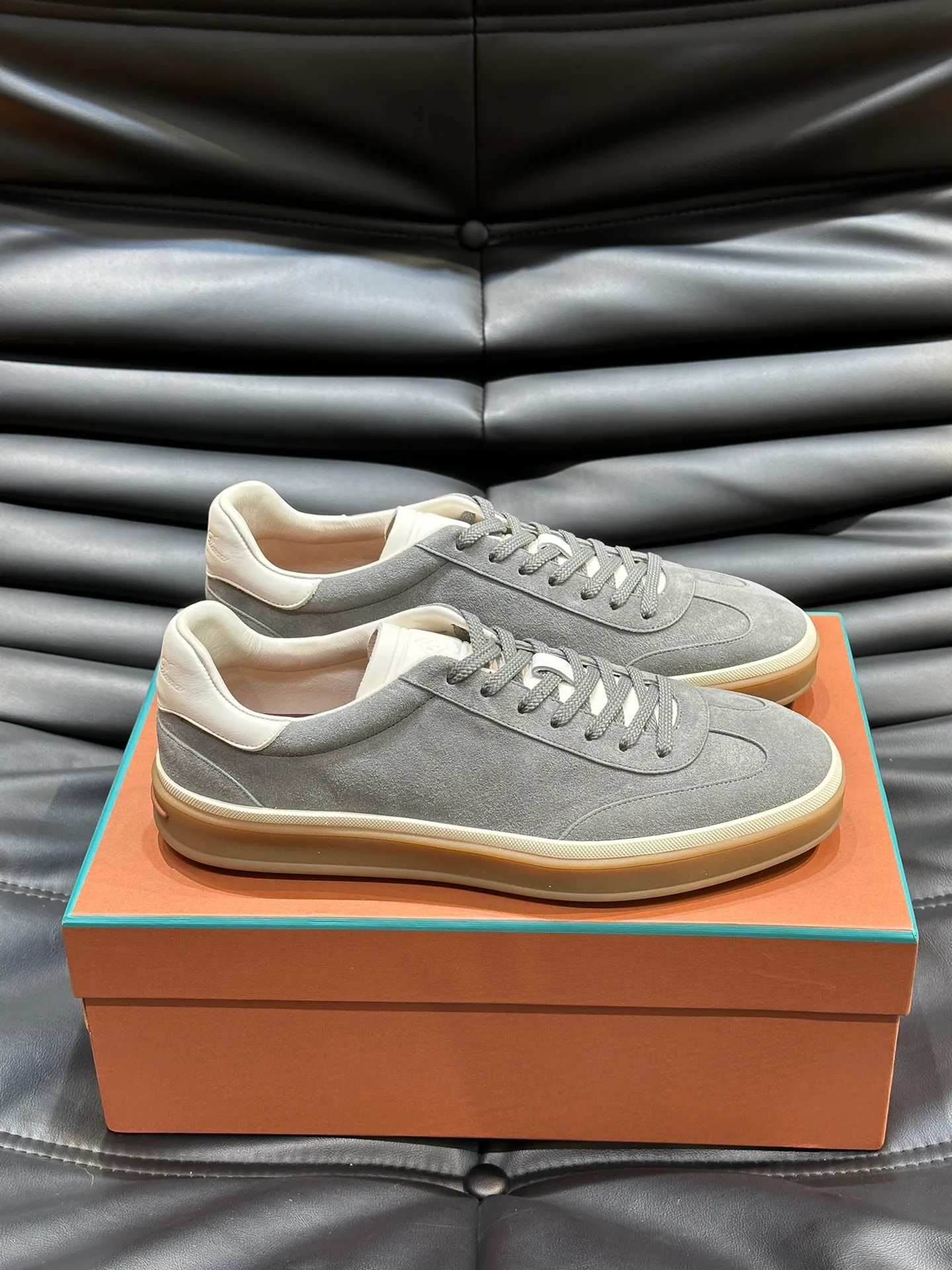 p420 Men's Shoes New 🆕Lp Old Money Style Men's Low-top Casual Tennis Shoes Loro Piana's high-end series has launched sports shoe styles made of soft cowhide. The breathable properties and flexible texture of natural materials make the sneakers both functional and comfortable. The high-quality metal-free tanning and tumble process highlights the natural texture of the leather, while the camel-colored sole and white rubber trim create a double-layer sole effect, making it an everyday shoe that can easily create a lazy and casual style! Size: 39-44 (45, 46 customized
